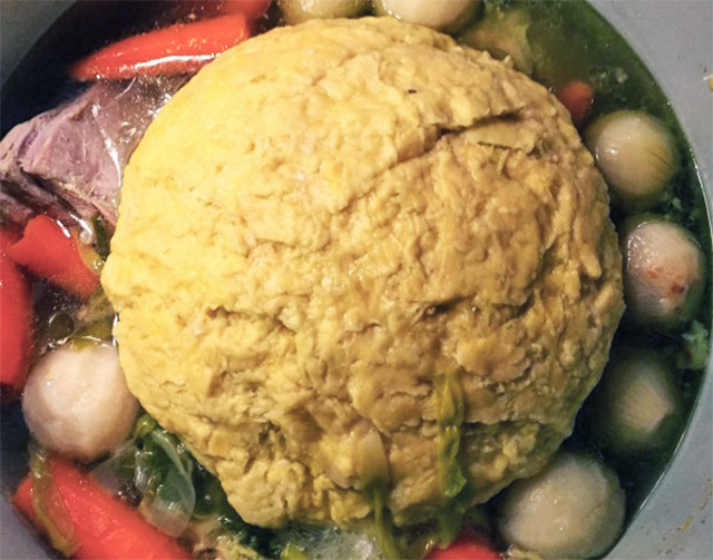 Een mique in een groentensoep, met uitjes, wortel en wat vlees.