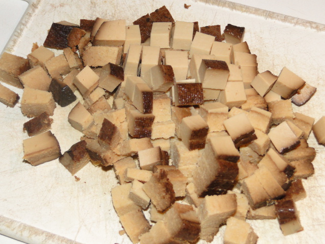 Gerookte tofu, in blokjes gesneden.