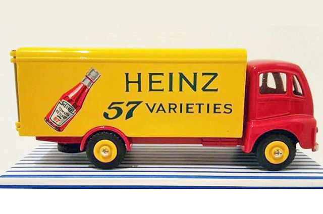 Een Heinz ketchup vrachtwagen als speelgoed.