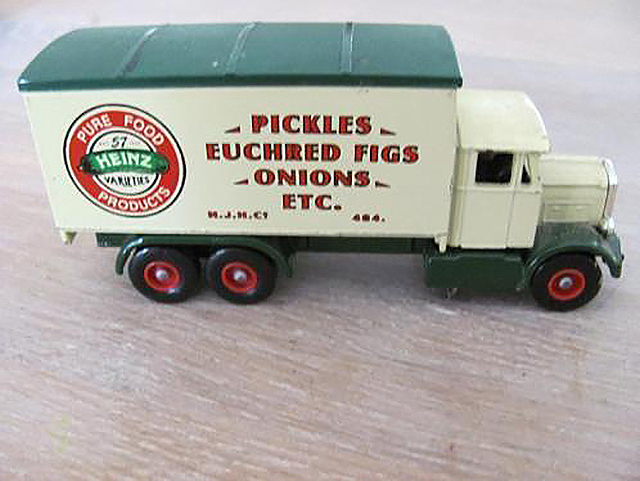 Een Heinz pickles vrachtwagen als speelgoed.