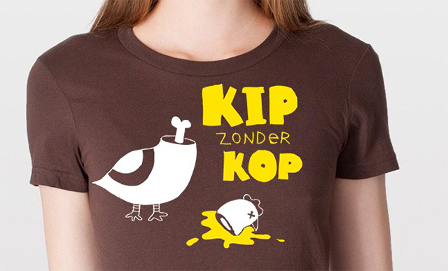 Een T-shirt met een afbeelding van een kip met een afgehakte kop, en de tekst 'Kip zonder kop'