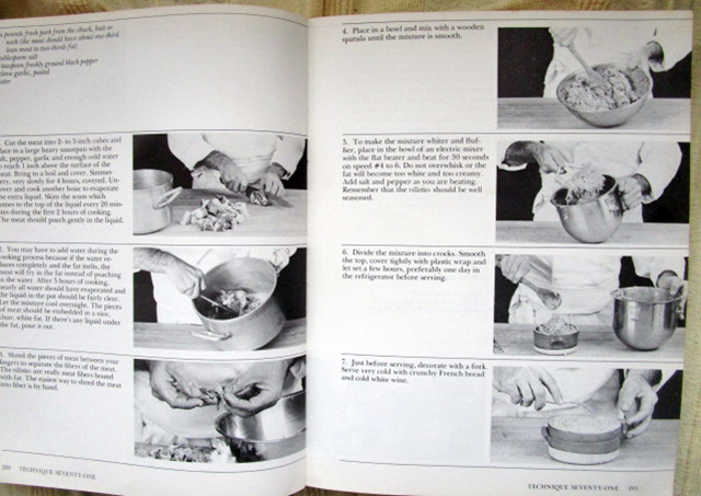 Twee pagina's uit La Méthode, waarop tekst en foto's over de bereiding van een gevogelte-soufflé.