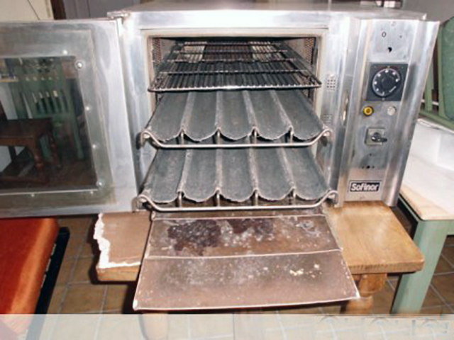 Een electrische oven, met mallen waarin de stokbroden liggen.