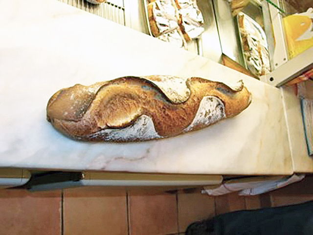 Een groot stokbrood, aan de bovenkant met een slinger ingesneden.