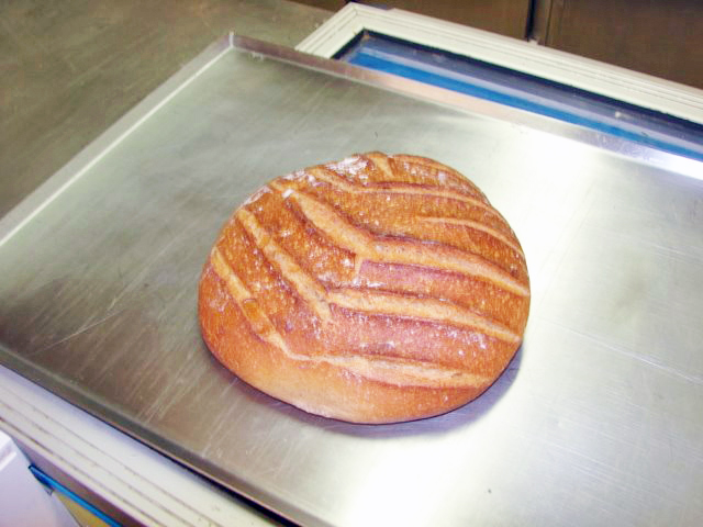 Een rond, V-vormig ingesneden brood.