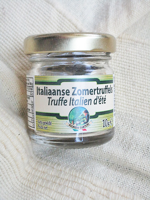 Een klein potje met op het etiket de vermelding 'Italiaanse zomertruffels'.