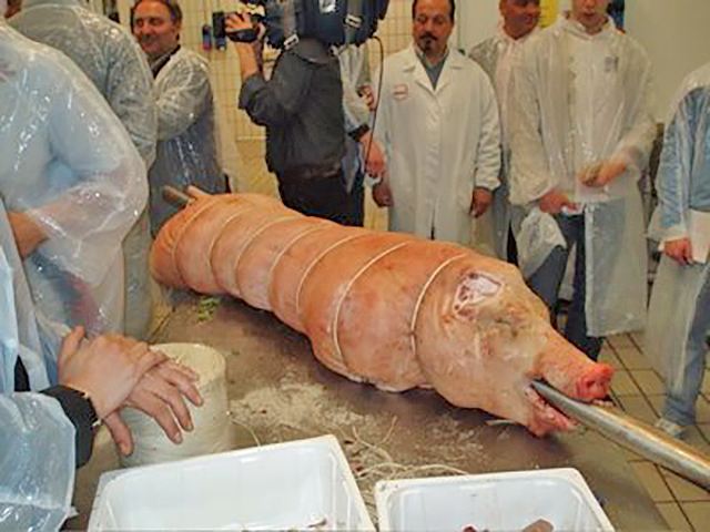 Een varken aan het spit.