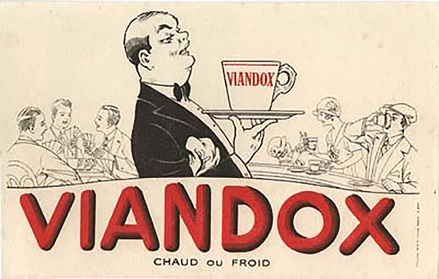 Een ober brengt een kop bouillon, gemaakt van Viandox.