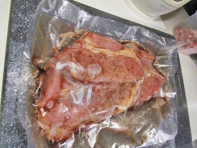 Een stuk gevacumeerd vlees.