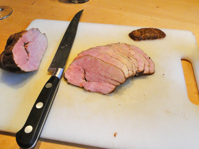 De aangesneden gekookte ham.