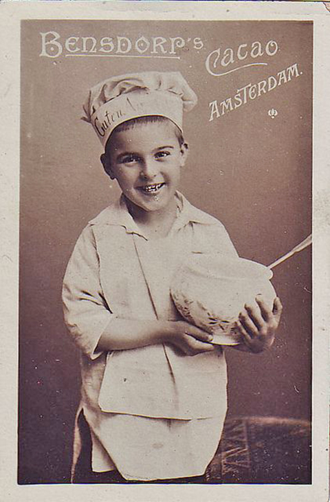 Een jongetje verkleed als kok, en met een terrine in zijn hand. Daarnaast de tekst Bensdorp Cacao..