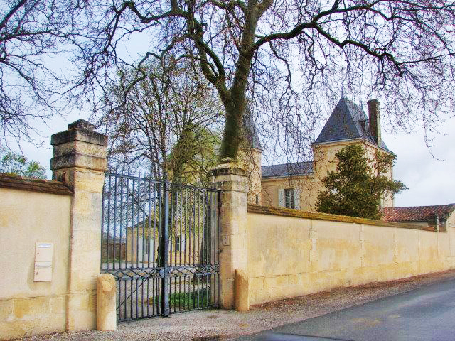 Het château achter een muur.