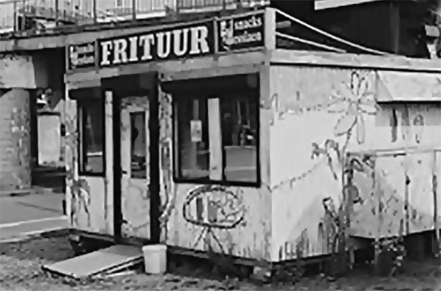 Een frietkot met de tekst 'Frituur' en waar men ook andere snacks verkoopt.