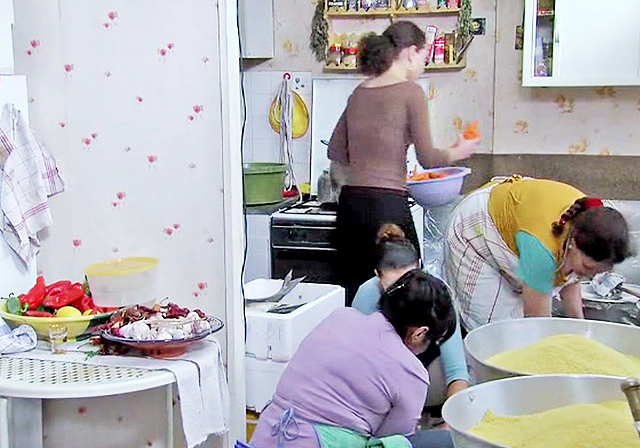 Een scène uit de film laat de chaotische toestand in de keuken zien.