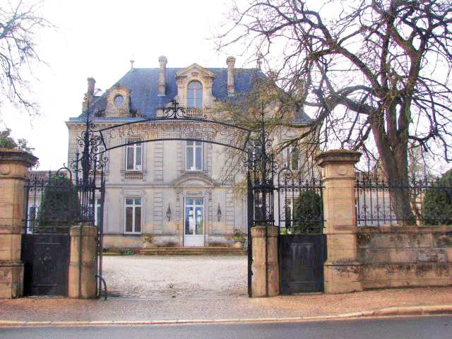 Het château met de poort geopend.