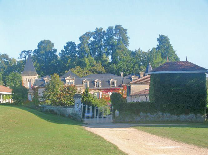 Het château midden in het park eromheen.