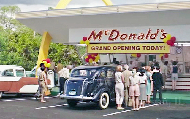 De opening van een Nieuwe McDonald's in de vijftiger jaren.